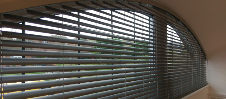 Curved venetian blinds